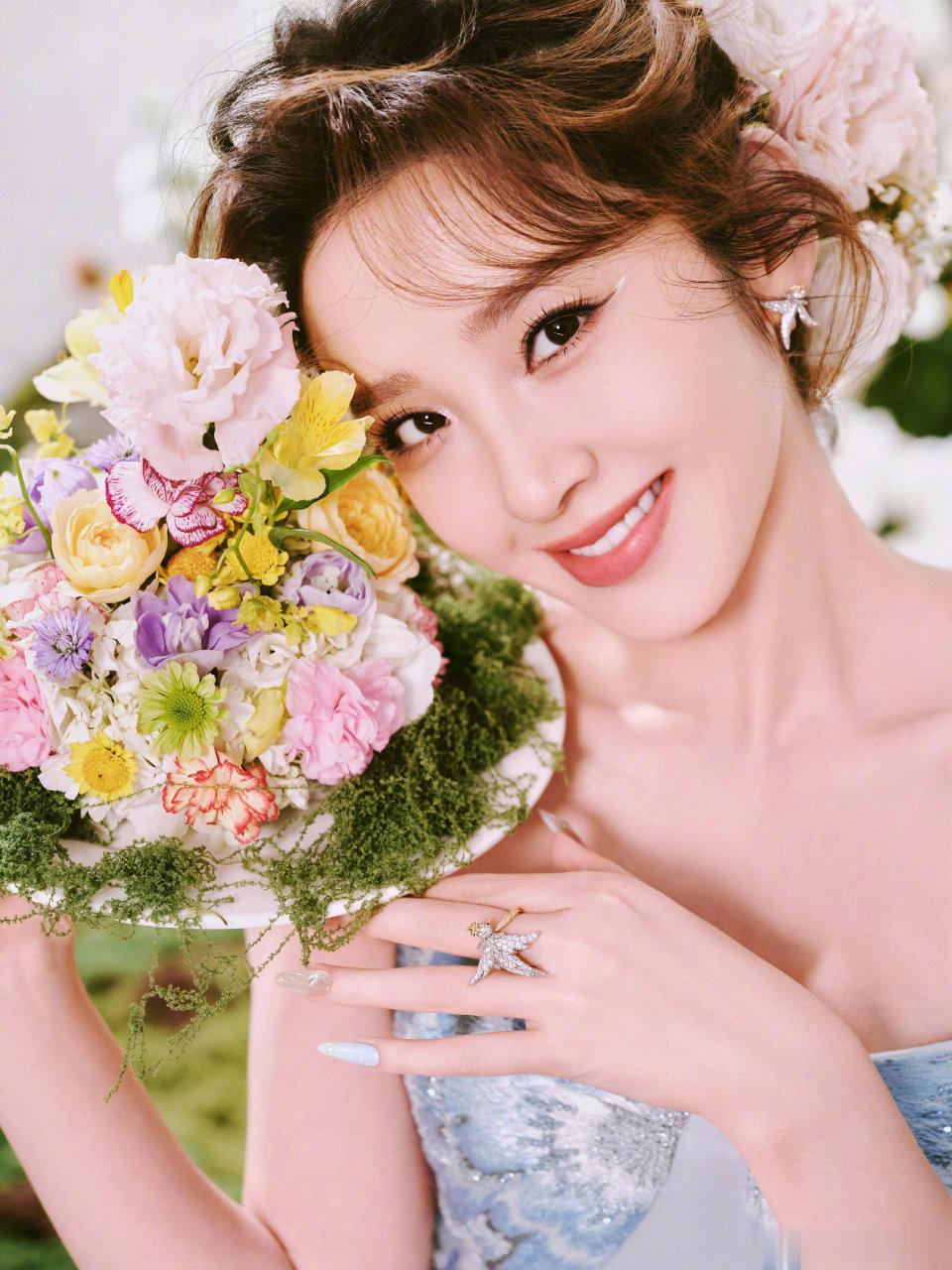 唐艺昕初雪晒自拍照！穿米色毛衣配牛仔裤好美，短发清新小家温馨