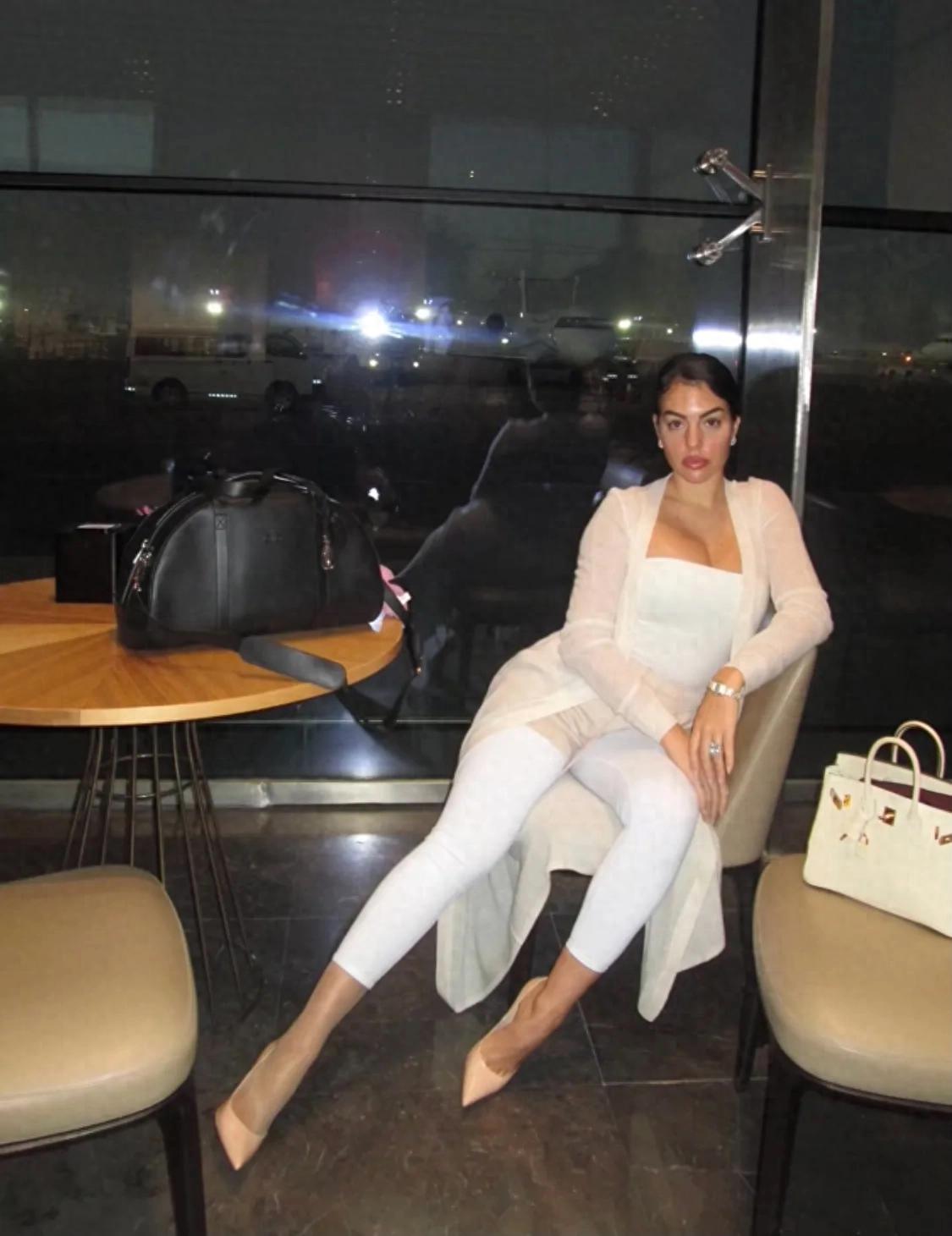 乔治娜又炫富，alo限量包上挂着labubu，她躺在私人飞机的大床上