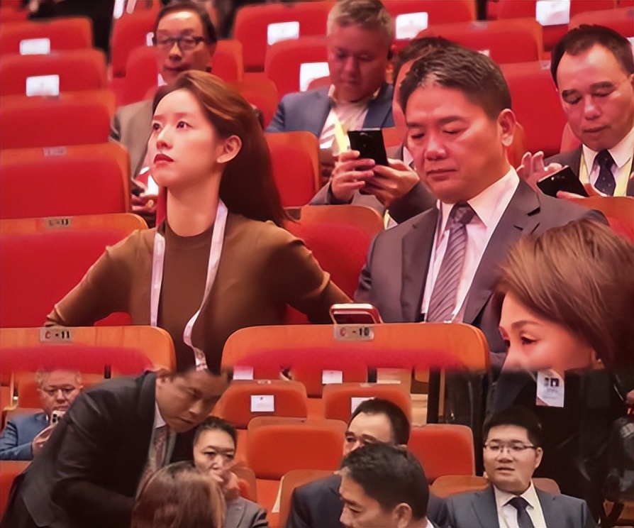 31岁章泽天荣获新职位，说话结巴被网友吐槽无语，面相变了不少