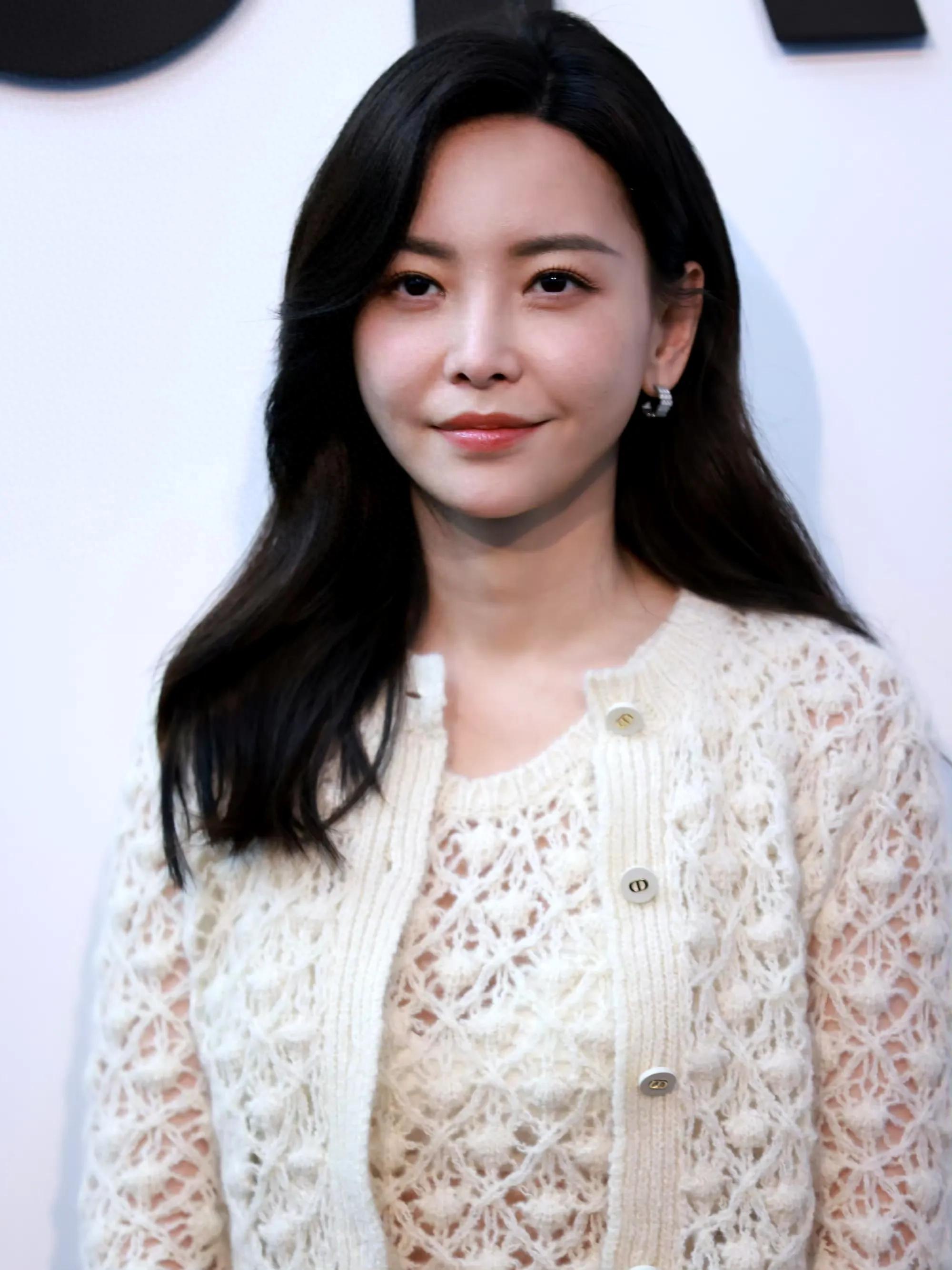 于文文镂空针织骑士装,温柔知性优雅。 ???