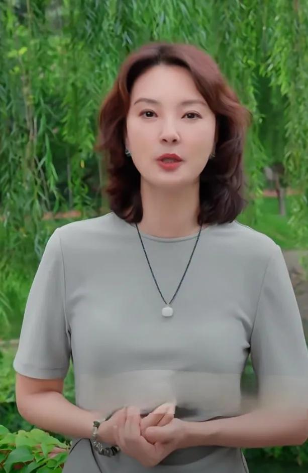 刘芳菲分享白露节气，身着浅灰色裙装搭配精致项链，尽显优雅气质