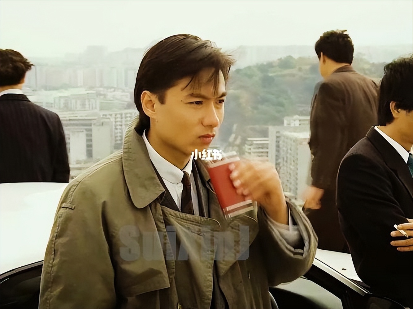 心酸!65岁港星景区打工,当年比肩刘德华,现如今成了酒糟鼻老汉