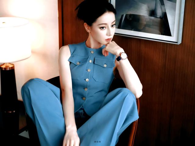 迪丽热巴，蓝色气质套装，塑造白领丽人的优雅干练魅力