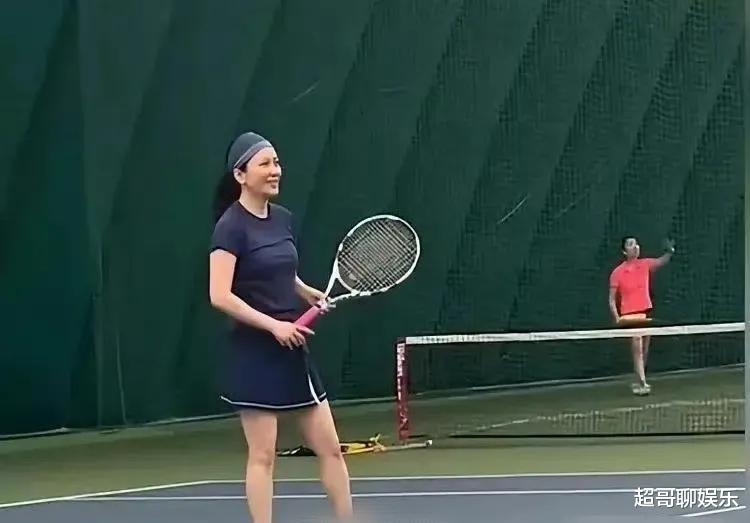 55岁优雅女神俞飞鸿的素颜网球生活，反差巨大，真实魅力超越年龄