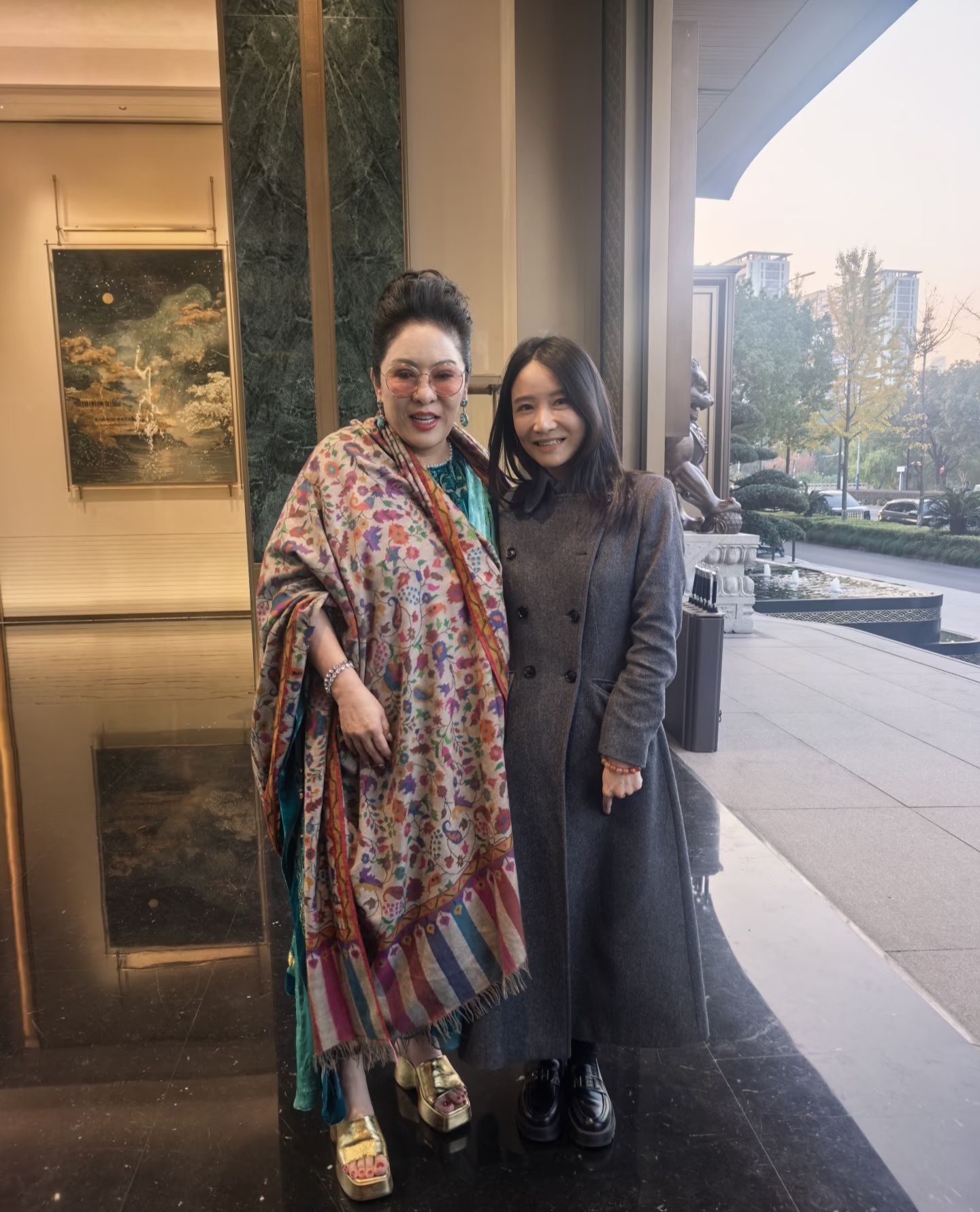 向华强夫妇杭州看房,向太大冬天光脚穿凉拖貌似身体很好火力很壮