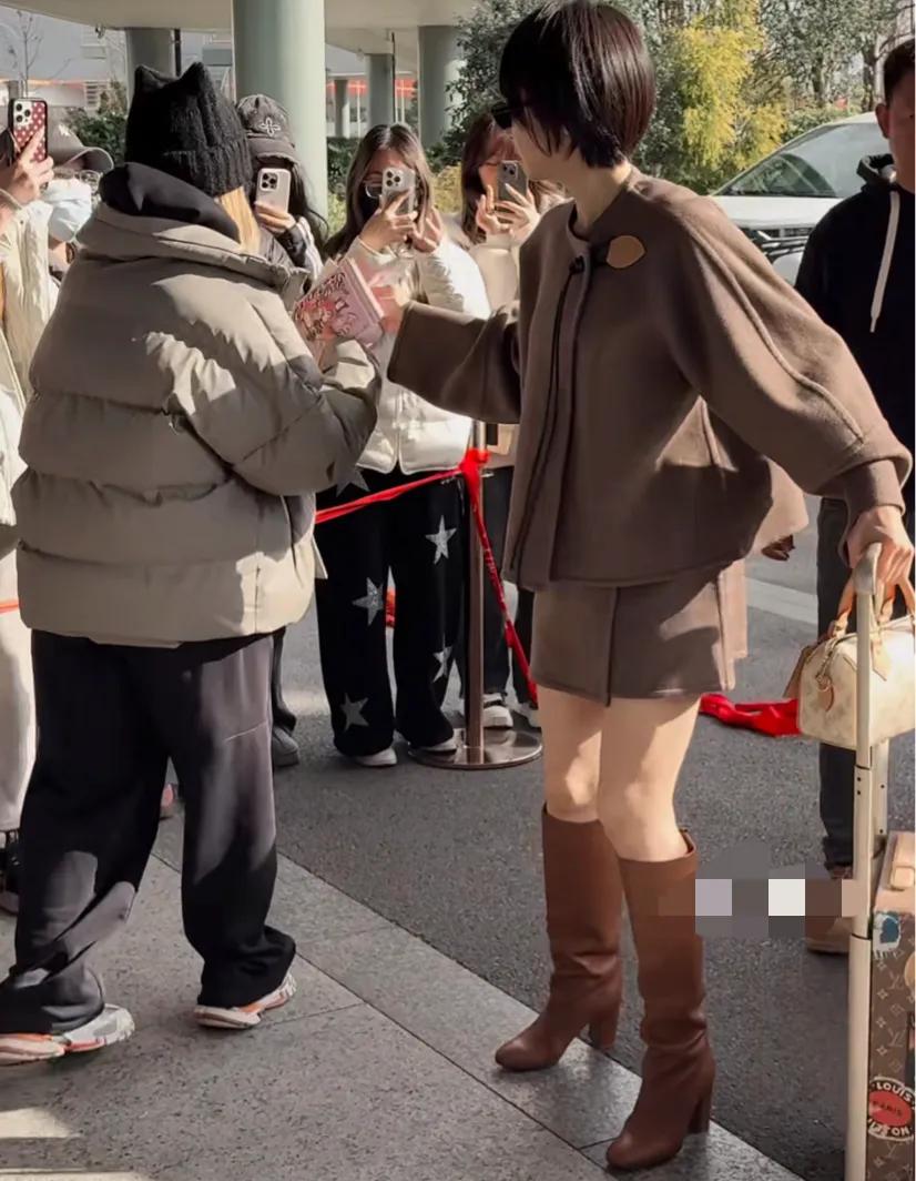 宋茜现身机场，戴墨镜短发造型亮相，穿呢子套装配长筒靴又美又飒