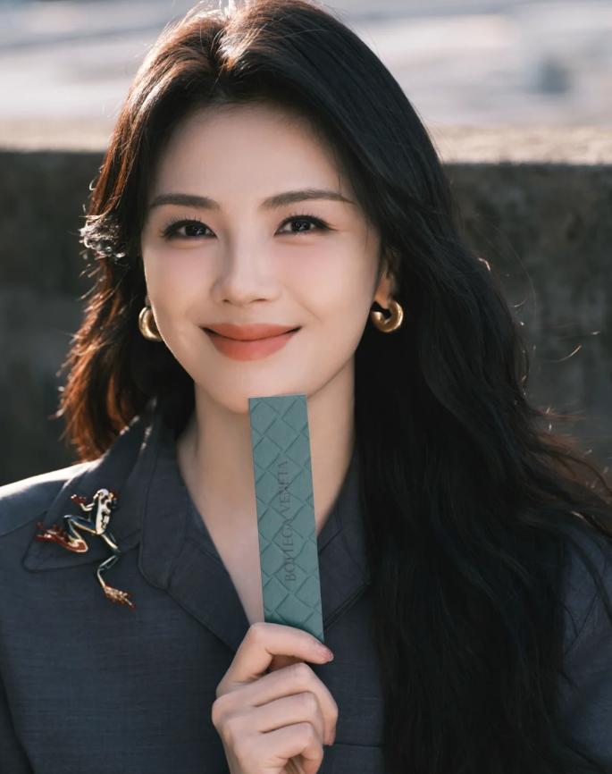 不靠发型遮丑，贴头皮封神 这五位骨相女星，露额露顶照样艳压群芳