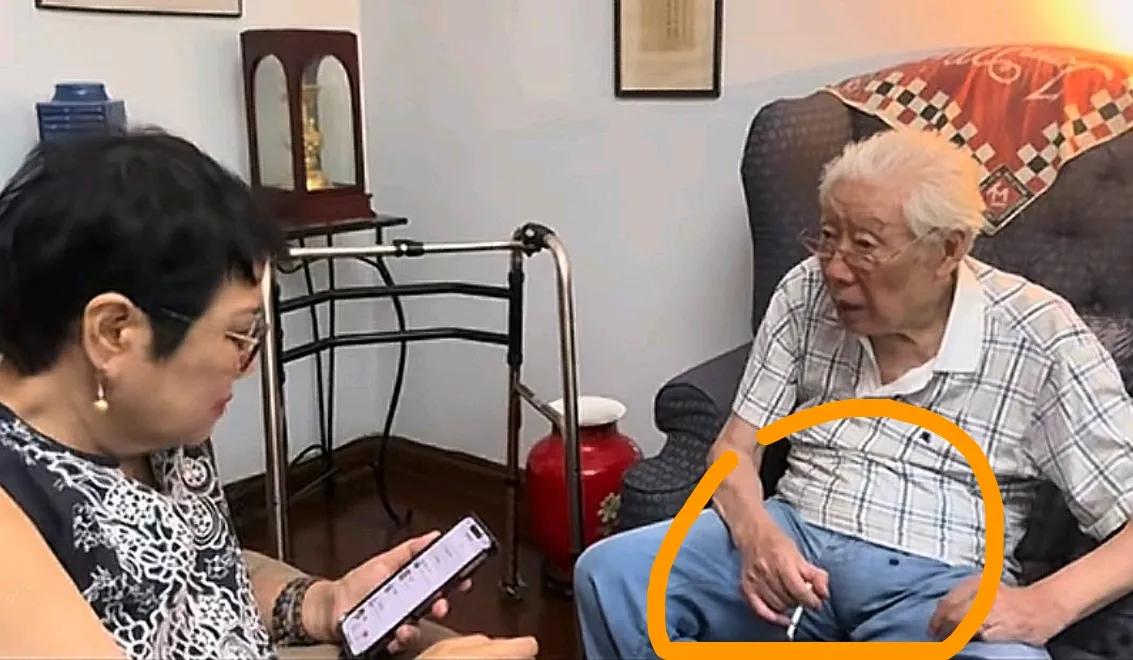 90岁焦晃近况曝光!穿破洞补丁裤,烟不离手,小30岁妻子伺候左右