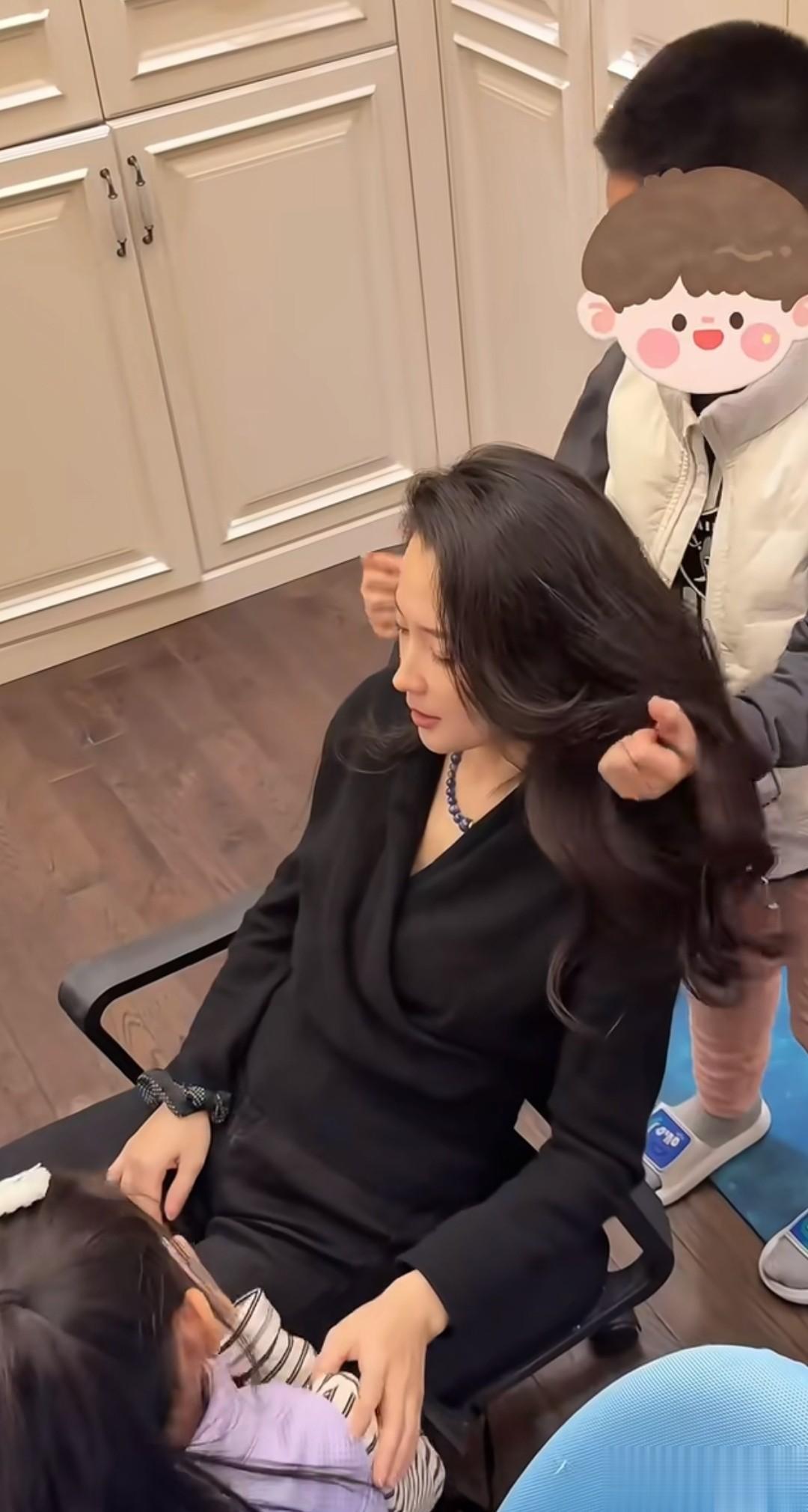 汪峰女友森林北晒带娃日常，1儿1女很孝顺，依恋妈妈晚上要一起睡