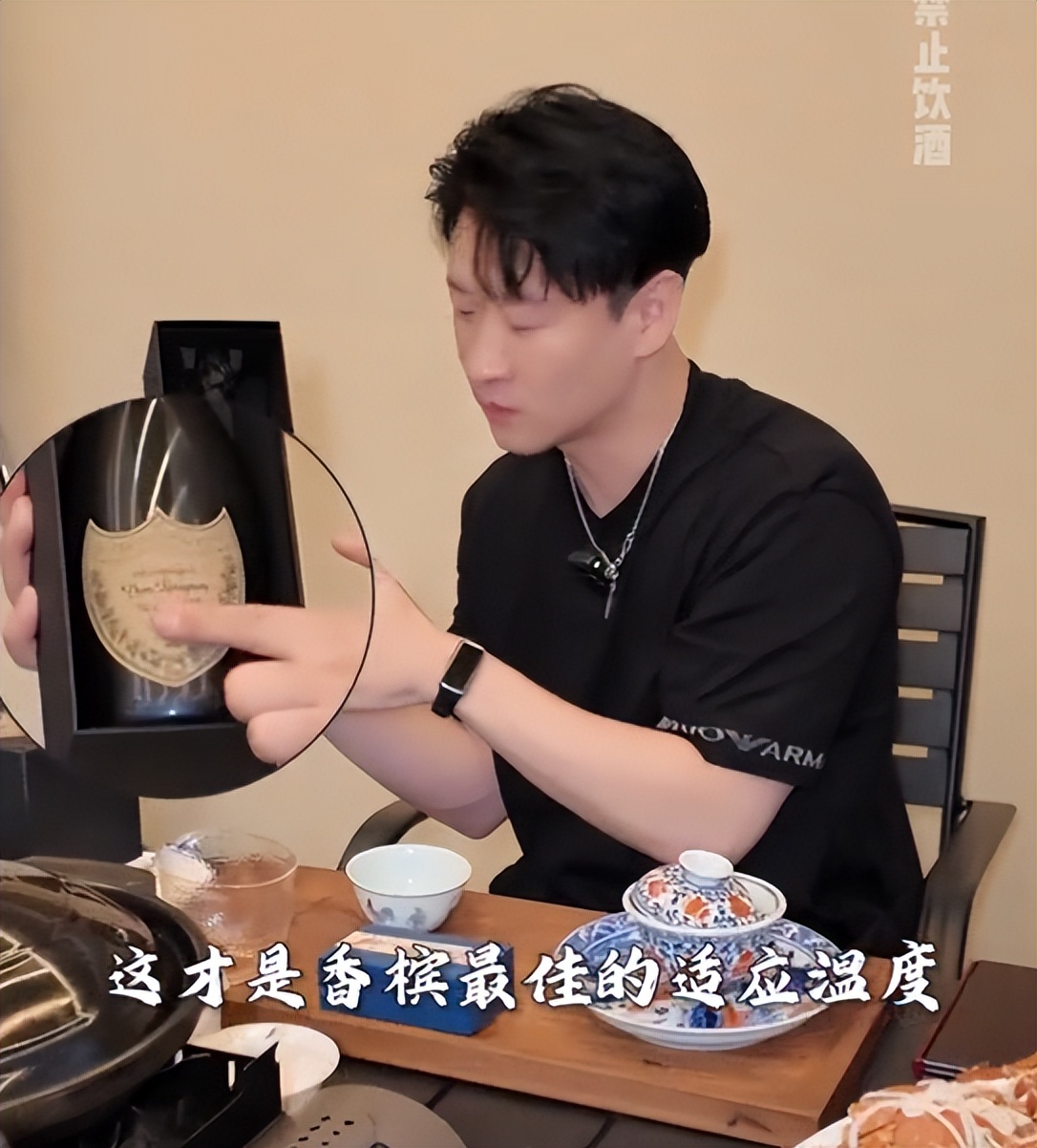 豪气!曹云金别墅宴请好友,连喝4瓶香槟王,牛排、螃蟹吃到爽