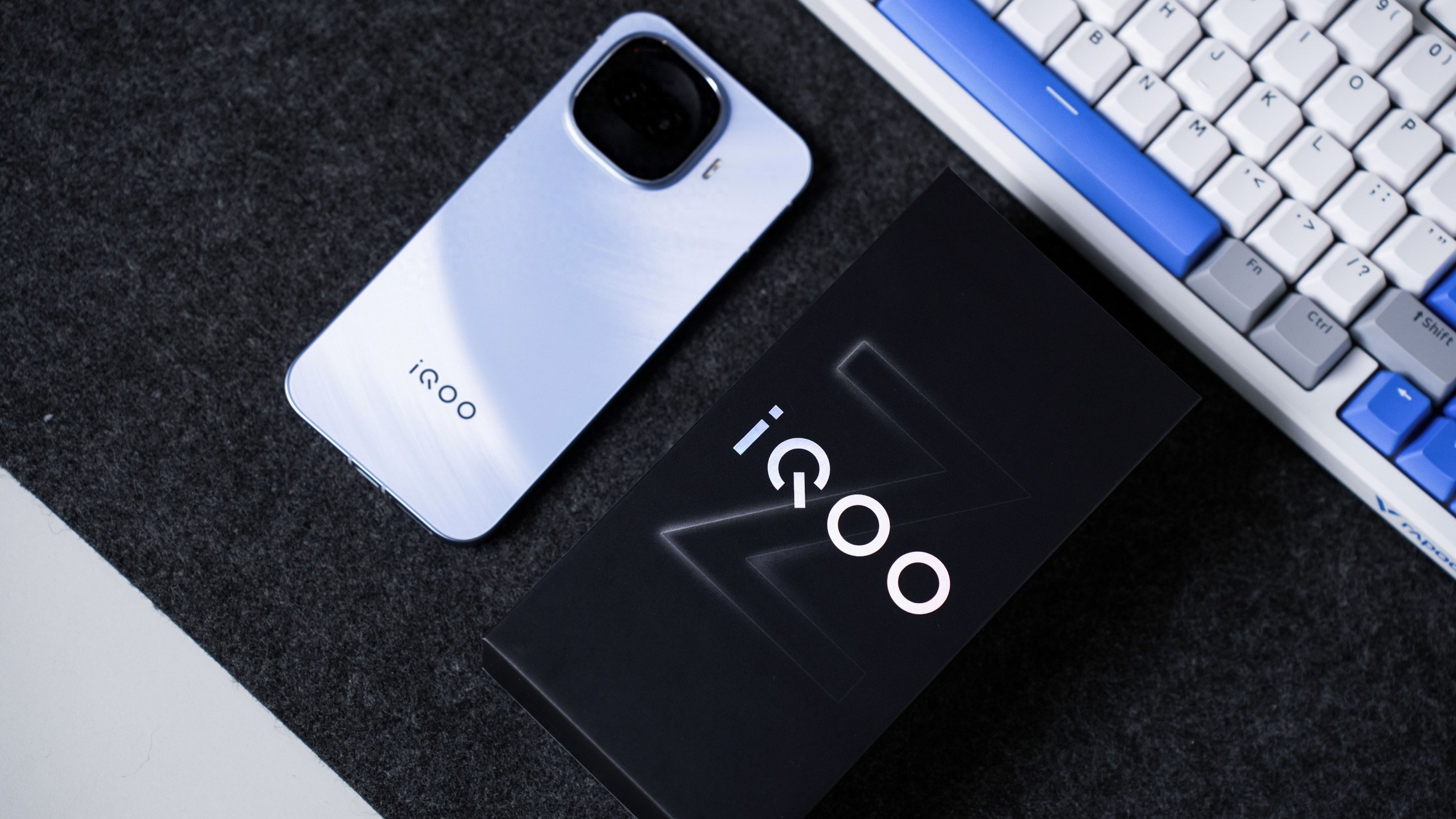 iQOO Z11 Turbo外觀上手：光影定格，一瞬綻放