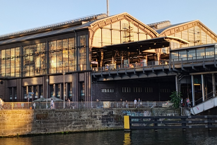 传音5.93mm超薄曲面屏手机发布！IFA 2025现场一手体验来了