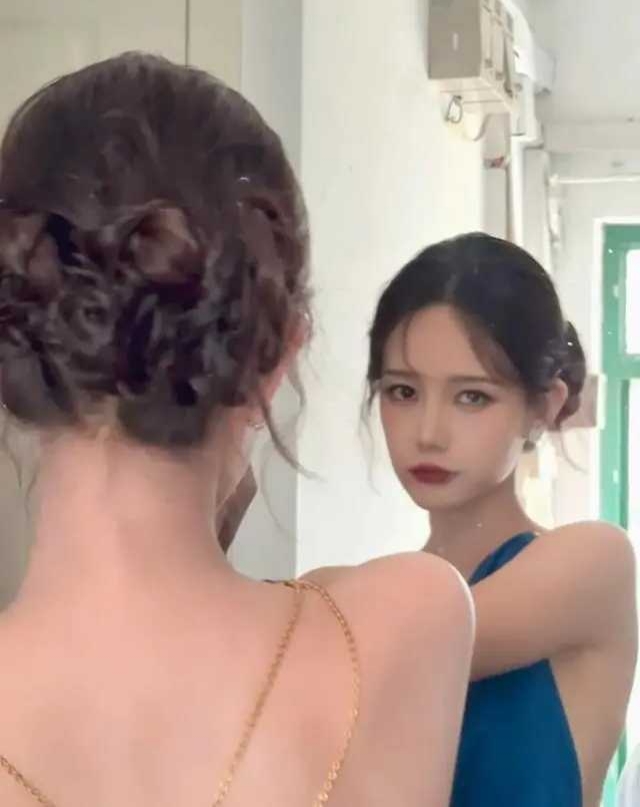 李一桐的克莱因蓝露背杀，这美背直接封神！