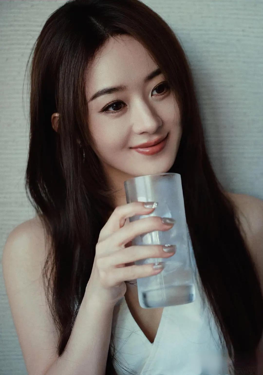 赵丽颖直播穿白色露背马甲，黑长直发型尽显优雅气质