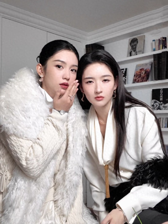 周也王玉雯Dior秀场亲密同框，两人看秀穿搭成热议焦点！