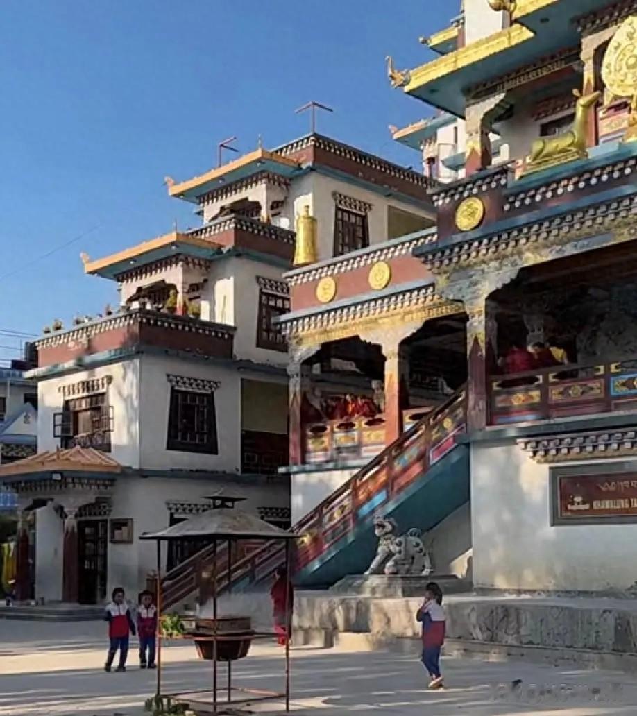 汪小菲独自去尼泊尔祈福，马筱梅返程陪娃，马妈不放心亲自来接