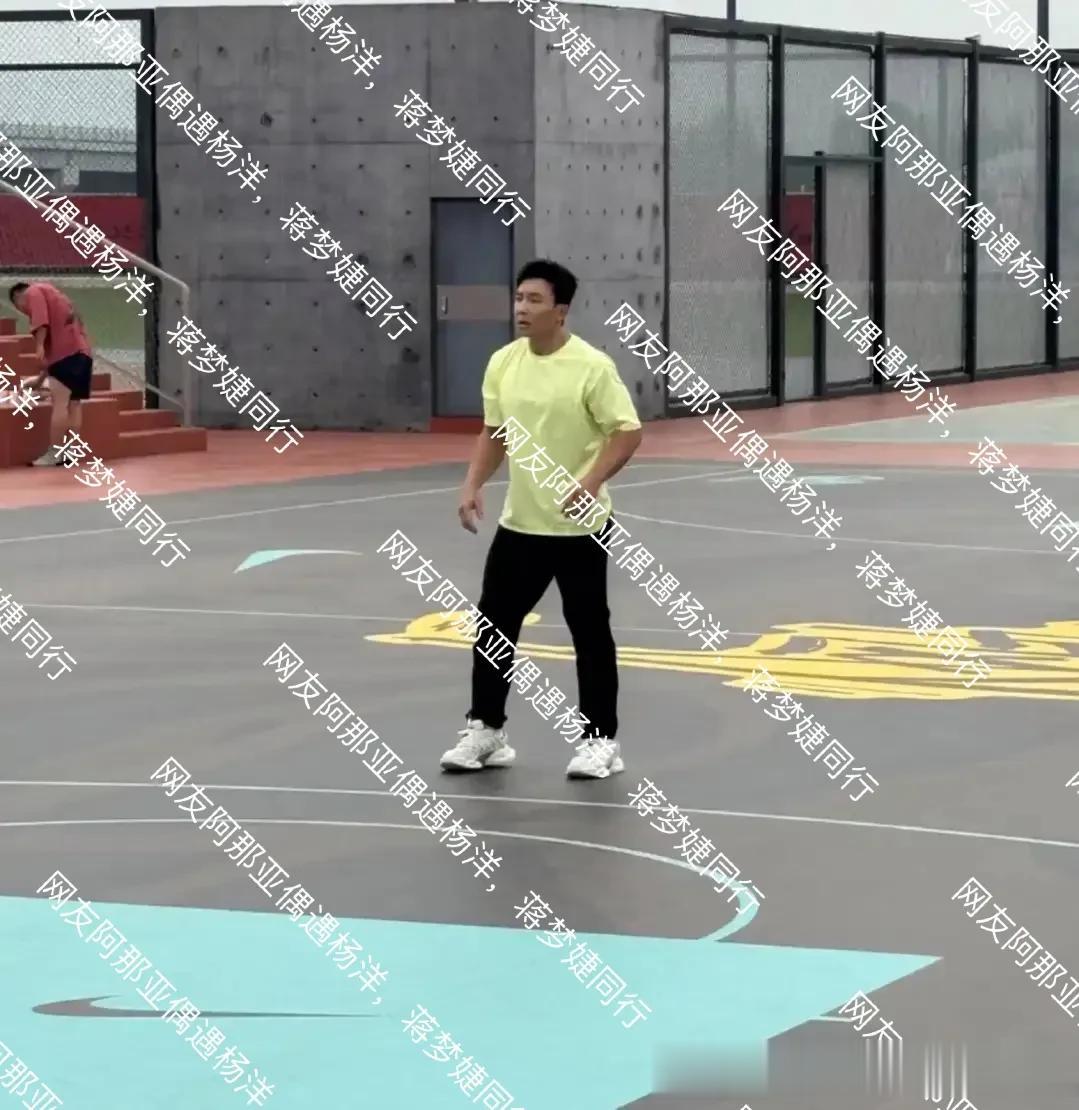 网友阿那亚偶遇杨洋,蒋梦婕同行,两人是好友合作过新版红楼梦