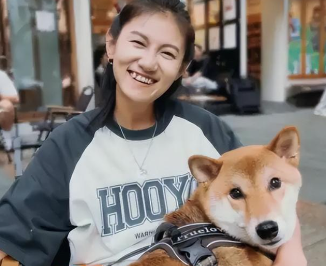 “超女”冠军现状曝光,曾一年挥霍200万,今月薪8000无人识:实惨