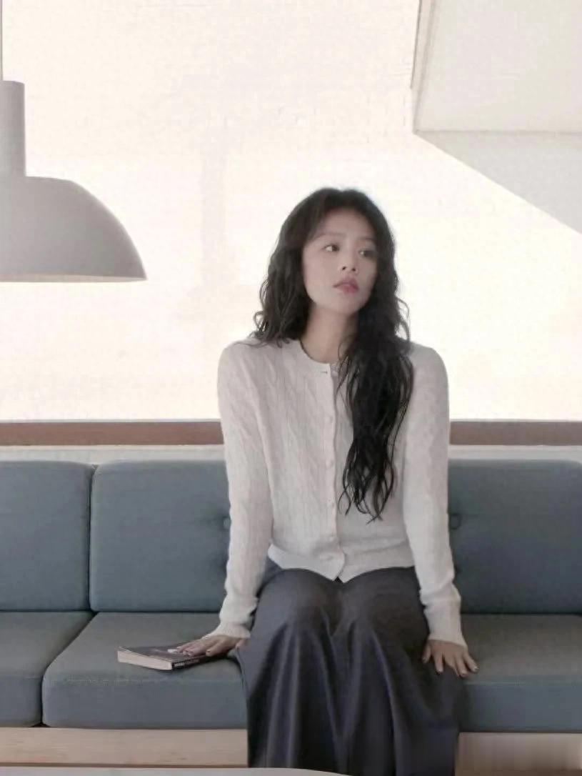 马思纯烫羊毛卷真惊艳！穿白色绞花针织衫+灰色直筒裙 简约又高级