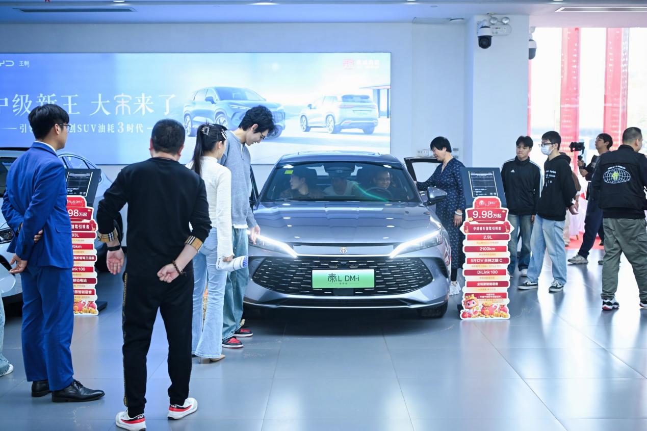 秦L智驾版上市4S店被围得水泄不通，9.98万起加配不加价真香！