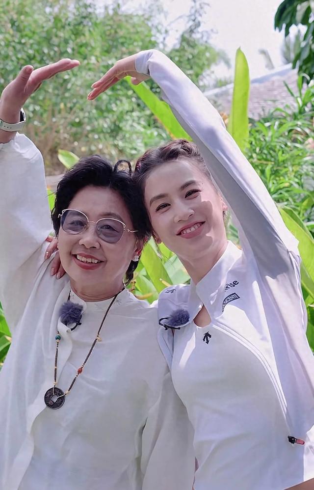 42岁黄圣依踩高跟鞋广场跳舞，挺胸击鼓气质好，和张晓龙跳得好欢