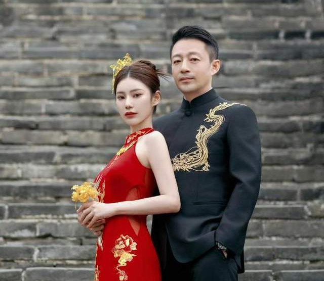 汪小菲二婚好盛大！婚纱镶近千钻搭北京四合院，朱时茂张朝阳同框