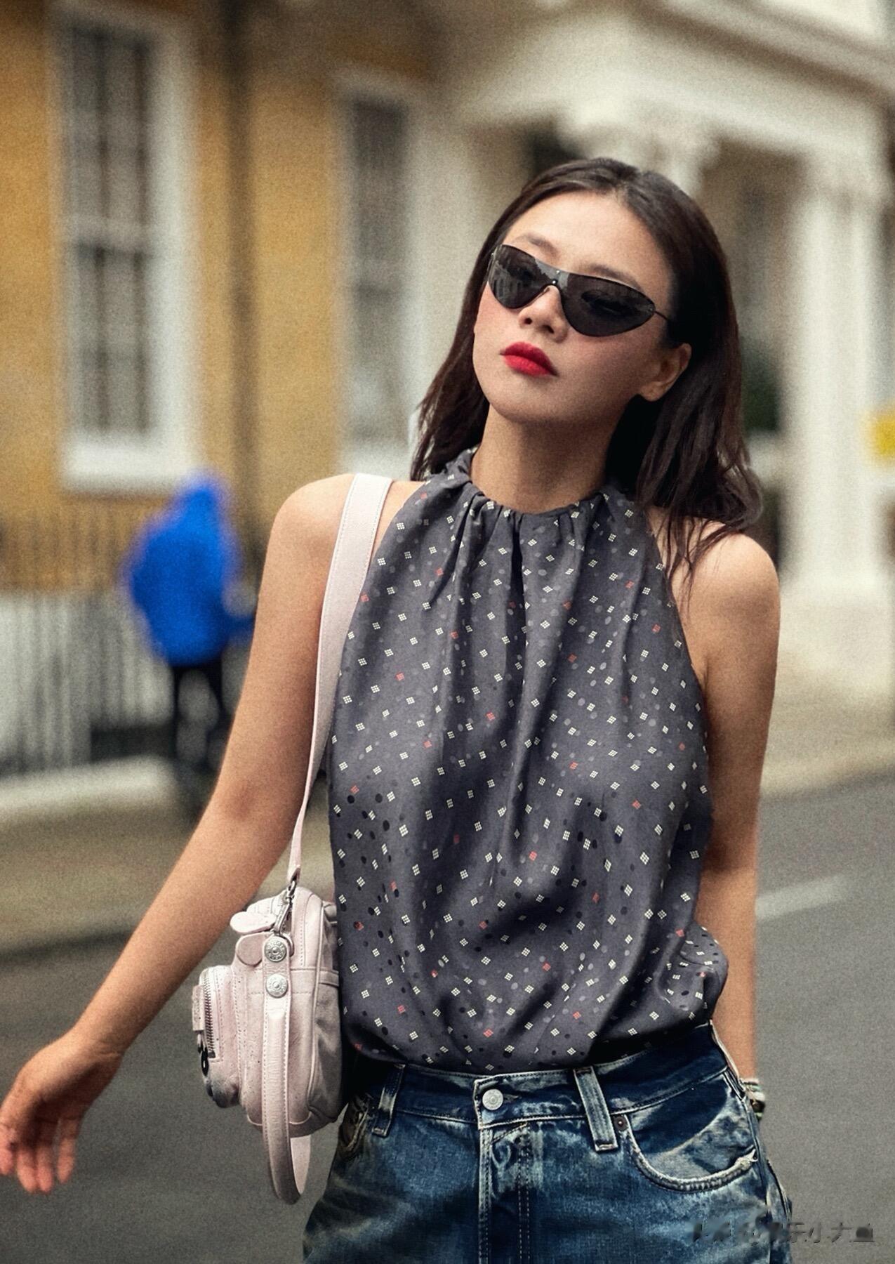 马思纯亮相巴黎看秀，穿牛仔外套配红衣，姐最近状态简直好到爆