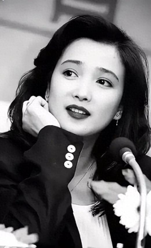 何晴追悼会!疑许亚军父子现身,包裹严实双眼泛红,两人一脸悲伤