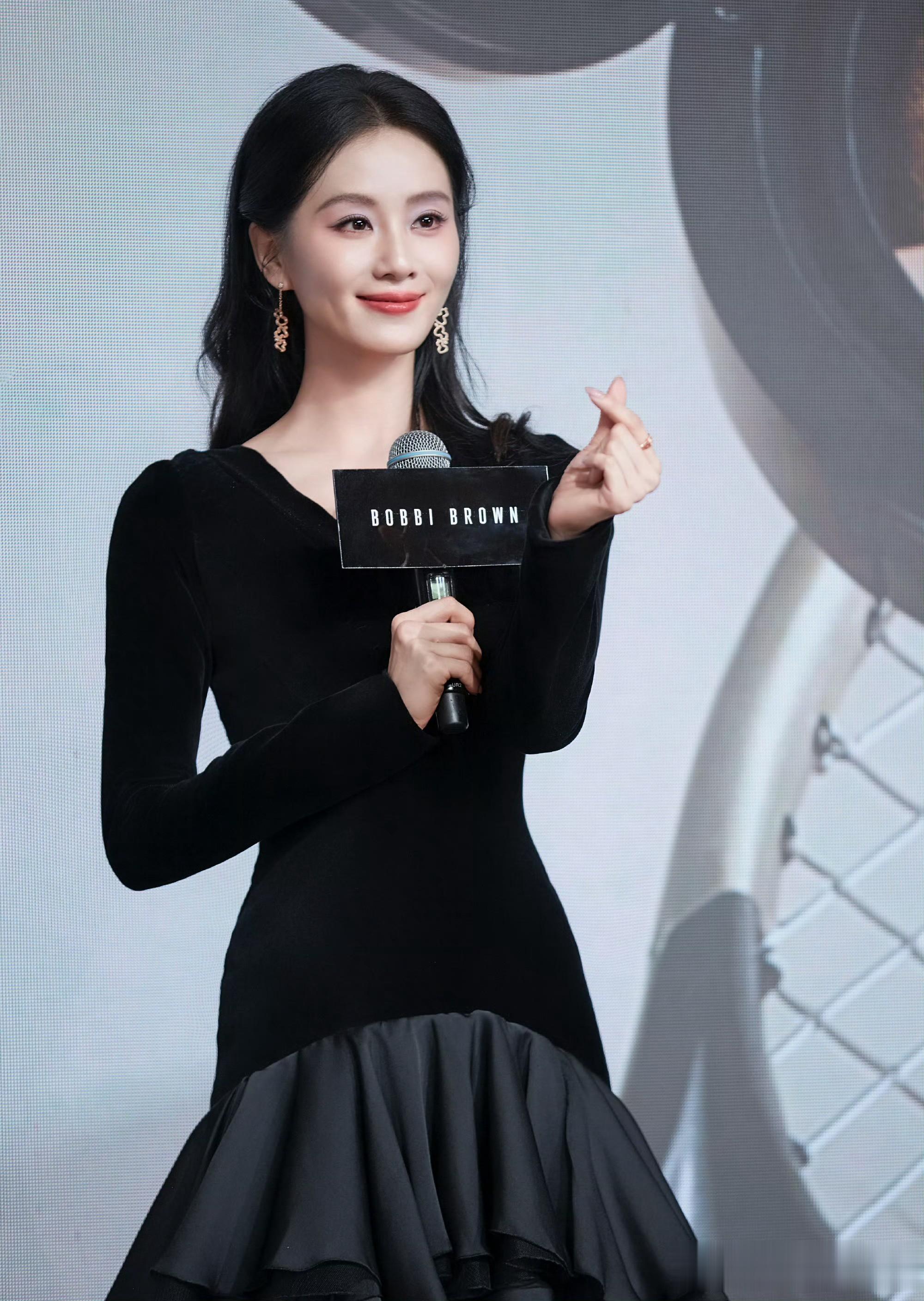 刘诗诗芭比波朗直播造型,黑丝绒长裙复古优雅气质拉满