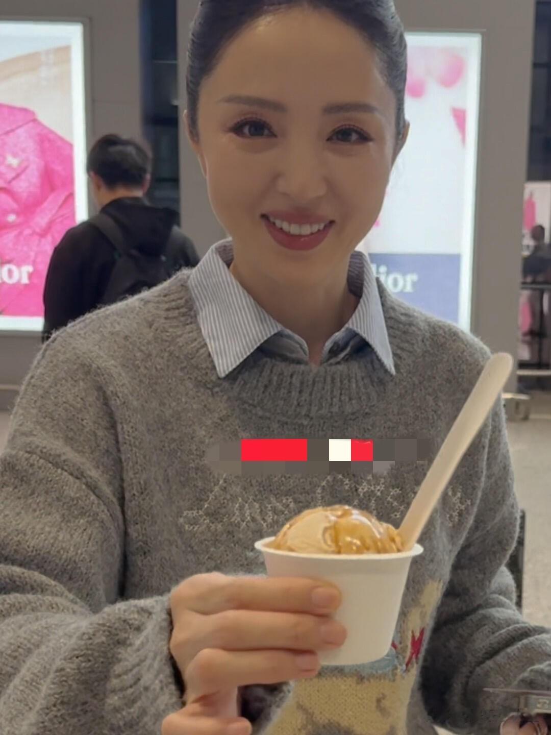 董璇今日回京机场路透照，穿灰色卡通毛衣搭配半裙，妆容精致好美