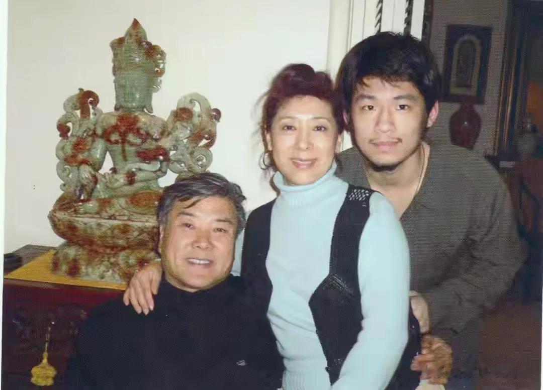 演员王星军:与关牧村离婚34年,66岁未再婚,如今居住在美国