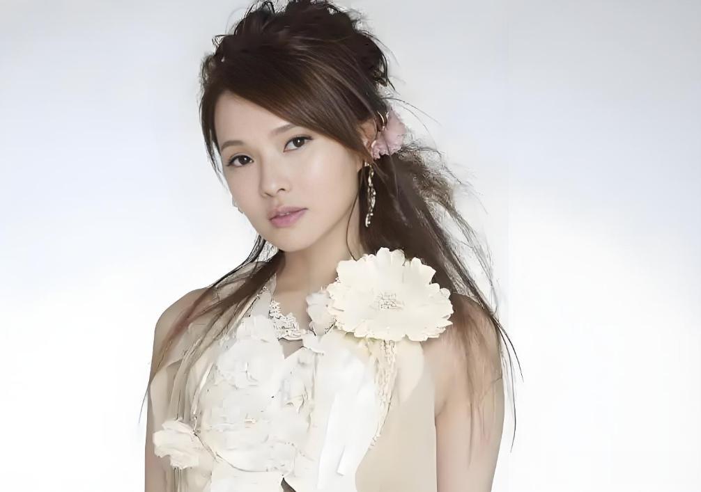 14年恋爱,9年婚姻,41岁离婚带娃,47岁再嫁,如今她被宠成公主