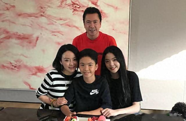 王中磊19岁儿子在北京,端盘子擦桌,累得睁不开眼,大碗面全吃光