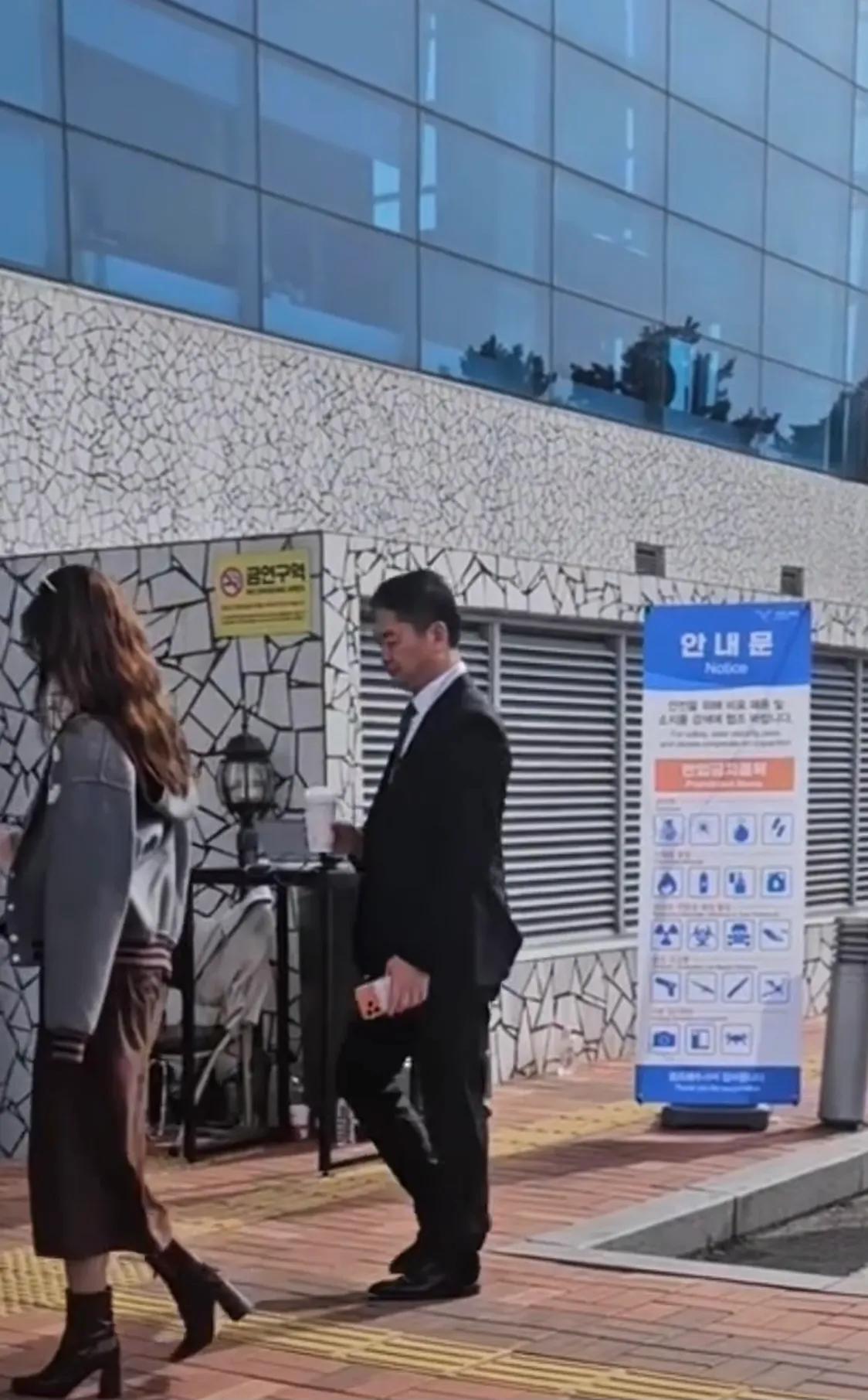 章泽天陪刘强东见客户，一身行头几十万，当家女主架势，像带小弟