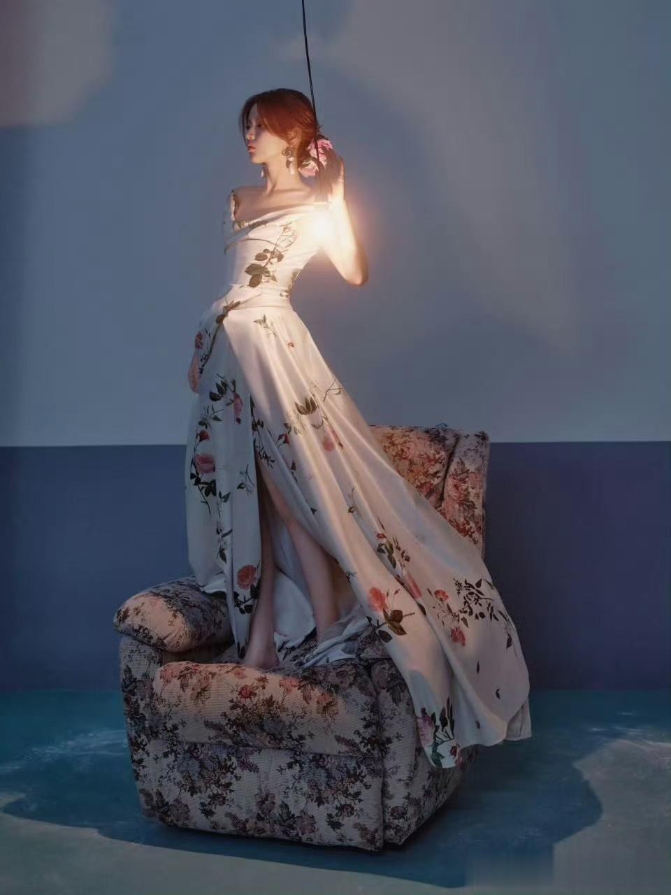 杨超越：花裙曳影，柔光里的绮丽氛围感