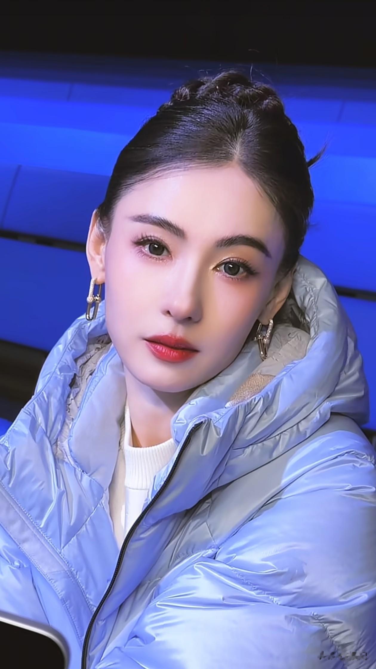 45岁张柏芝初冬穿搭：盘发+羽绒服，保暖又减龄，美得像小姑娘