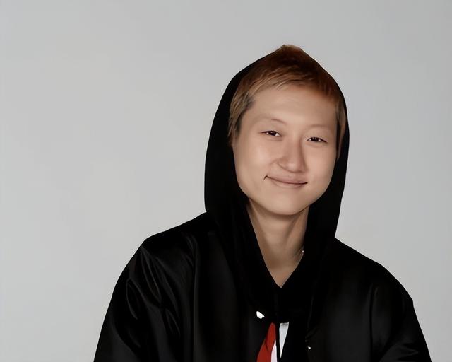 万万没想到成龙女儿竟沦落到“拾荒青年”，住桥洞捡破烂，太凄惨