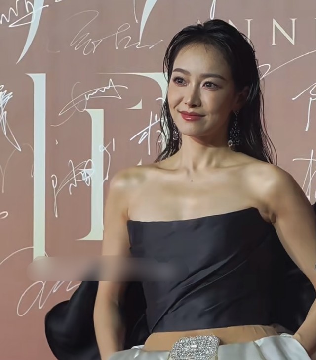 宋茜压轴风波升级！现场媒体晒视频打脸，官方下场发文暗示顺序