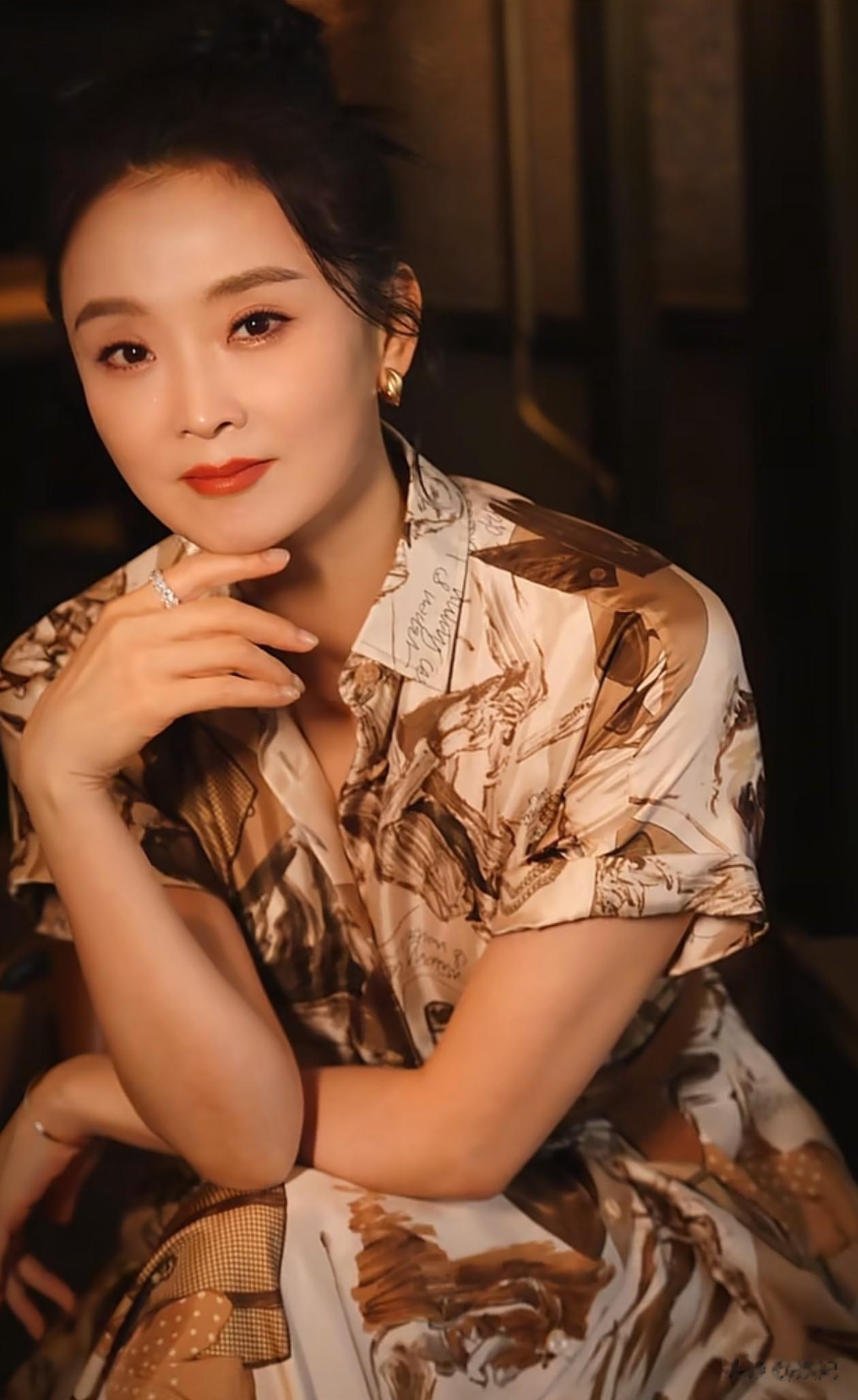 51岁王艳最新穿搭:丸子头+印花裙,优雅又减龄,状态好得像31岁