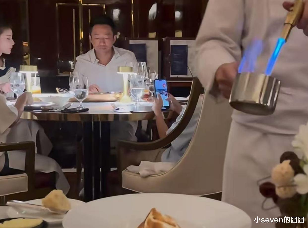 汪小菲一家吃饭被偶遇，汪希箖沉迷于手机引热议，小玥儿很像大s
