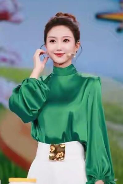 哇塞：主持人刘心悦太漂亮了，身材苗条、五官端正妥妥的靓丽风景