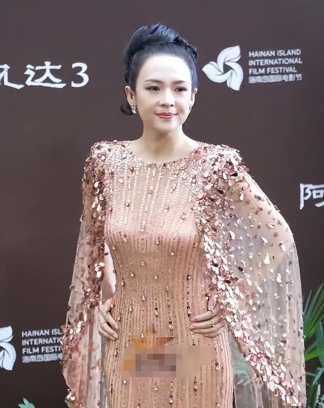 43岁孙俪和46岁章子怡同框，一个脸肿一个瘪嘴，皮相骨相差别明显