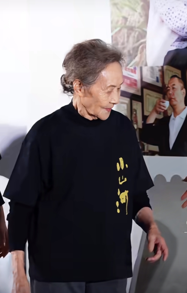 吴彦姝出席电影《小山河》首映礼,87岁状态优雅端庄尽显从容