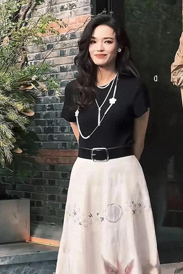 舒淇现身上海地素，50岁像30多岁，她戒糖戒碳水发量还这么多