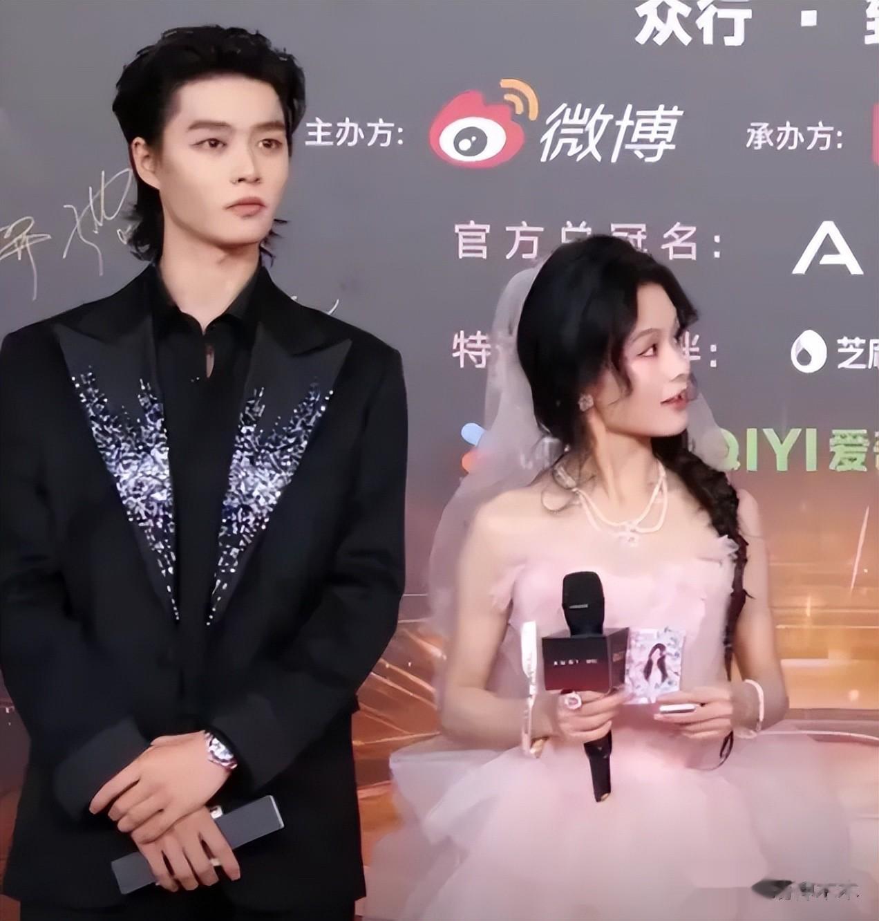 视界大会短剧演员好尴尬！走红毯扎堆不给镜头，后台跟明星分开坐