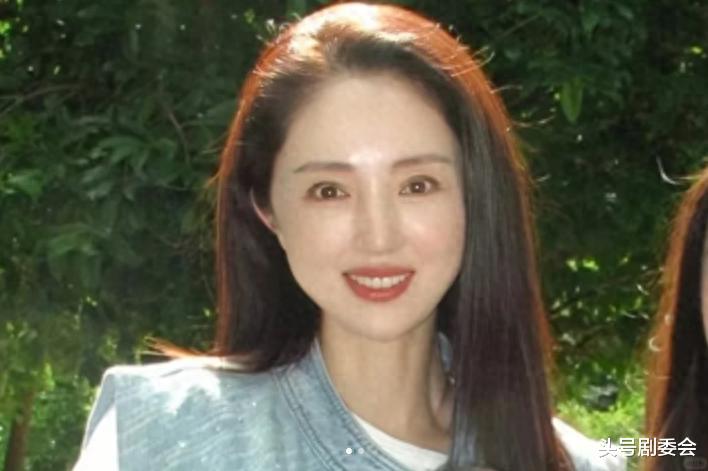 董璇再婚后近况被曝，脸肿满是褶子很显老，与丈夫分居遭倪萍挑拨