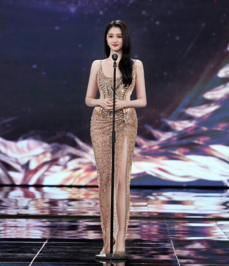 关晓彤穿校服化身清纯女高，扎马尾辫俏皮可爱，28岁状态如同少女