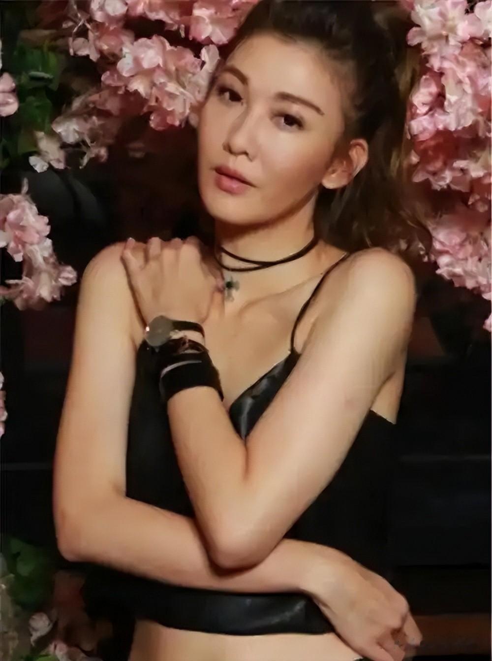 42岁香港女星生日获猛男庆生！曾与富商闪婚闪离，如今钟爱小鲜肉