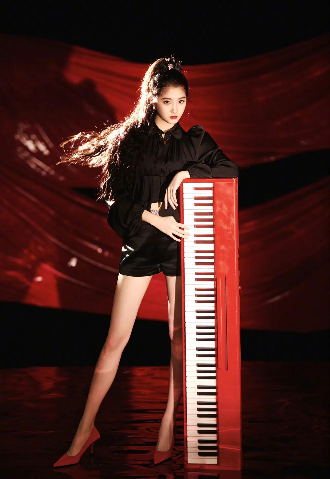 关晓彤红色高跟鞋，性感火辣