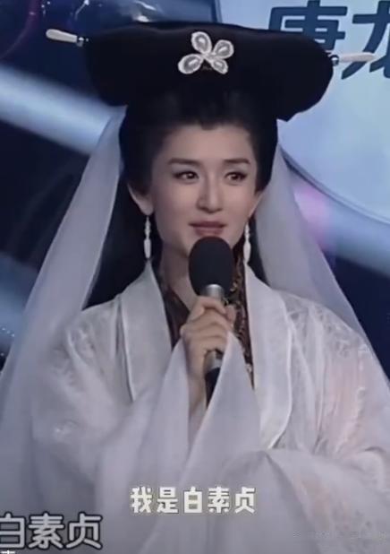 谢娜主持央视晚会：差点抢话蓝羽紧张到爆青筋，尬笑拍肩、站不稳